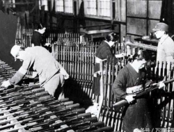 组图：二战日本兵工厂的生产场景
