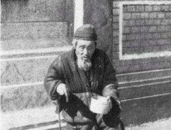 百年前老照片：清末民初街头乞丐，手里都拿着一根打狗棍