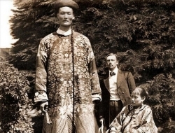 带你见识百年前真正的中国，满清的宫女乞讨的孩子和清末的巨人