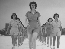 9张照片揭示二战时的美国女大学生军训，穿短裤在雪中训练！