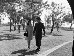 实拍 日本投降后一位美国大兵与日本漂亮情人的“浪漫生活”