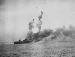 盘点老照片：日本神风自杀机撞美国军舰瞬间！