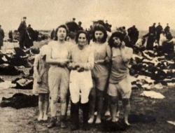 10张老照片反应纳粹士兵对犹太妇女的罪行：强迫脱光后集体屠杀
