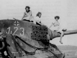 被摧毁的坦克成为美女们的“道具”，最后两张给人深远的思考！