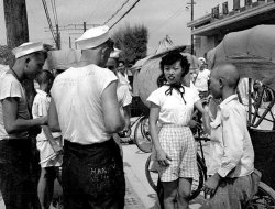 1950年，美国大兵在台湾，迅速与台湾女子“打成一片”