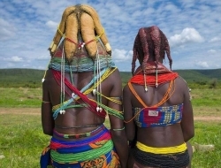 牛粪固定发型，一生不得摘下泥土项圈，摄影纪实安哥拉部落的女人