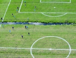 建在田上 河道从中穿过 世上还有如此奇葩足球场