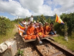 直击柬埔寨的竹火车，比动车刺激却即将消失