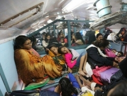 实拍印度人挤火车：车厢也分高低档，还有女性专属车厢
