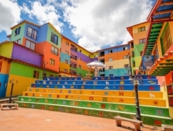 哥伦比亚有个彩色小镇，简直就像一幅彩色画