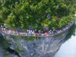 实拍：中国最恐怖“玻璃栈道”，脚下就是万丈悬崖