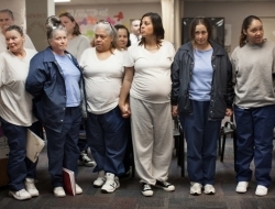 美国女子监狱，女囚为逃避劳动，利用探监机会积极造宝宝